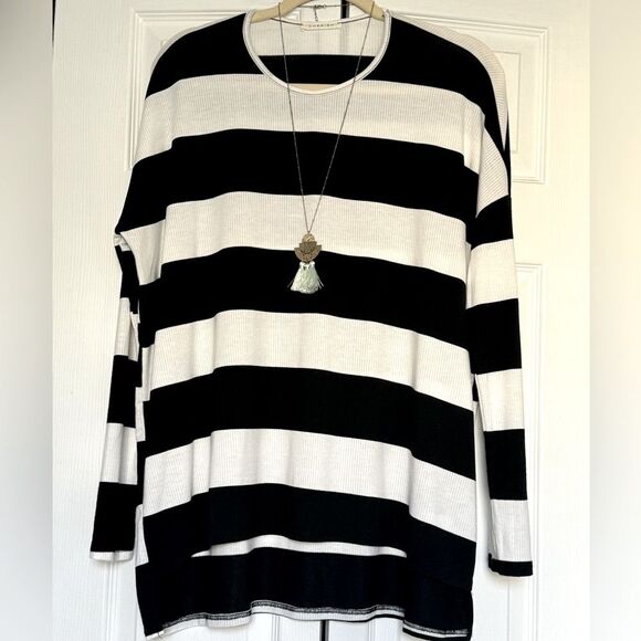 Timeless! Cherish black & white soft & flowy top! - Picture 6 of 13